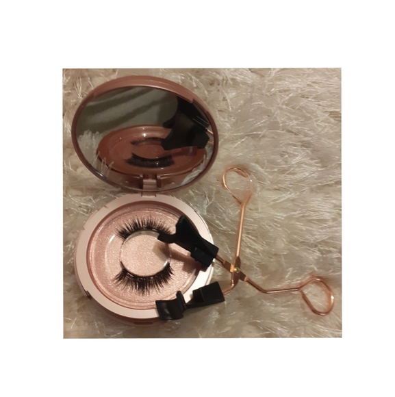 💋New in Package Magnetic Lashes - Picture 2 of 12